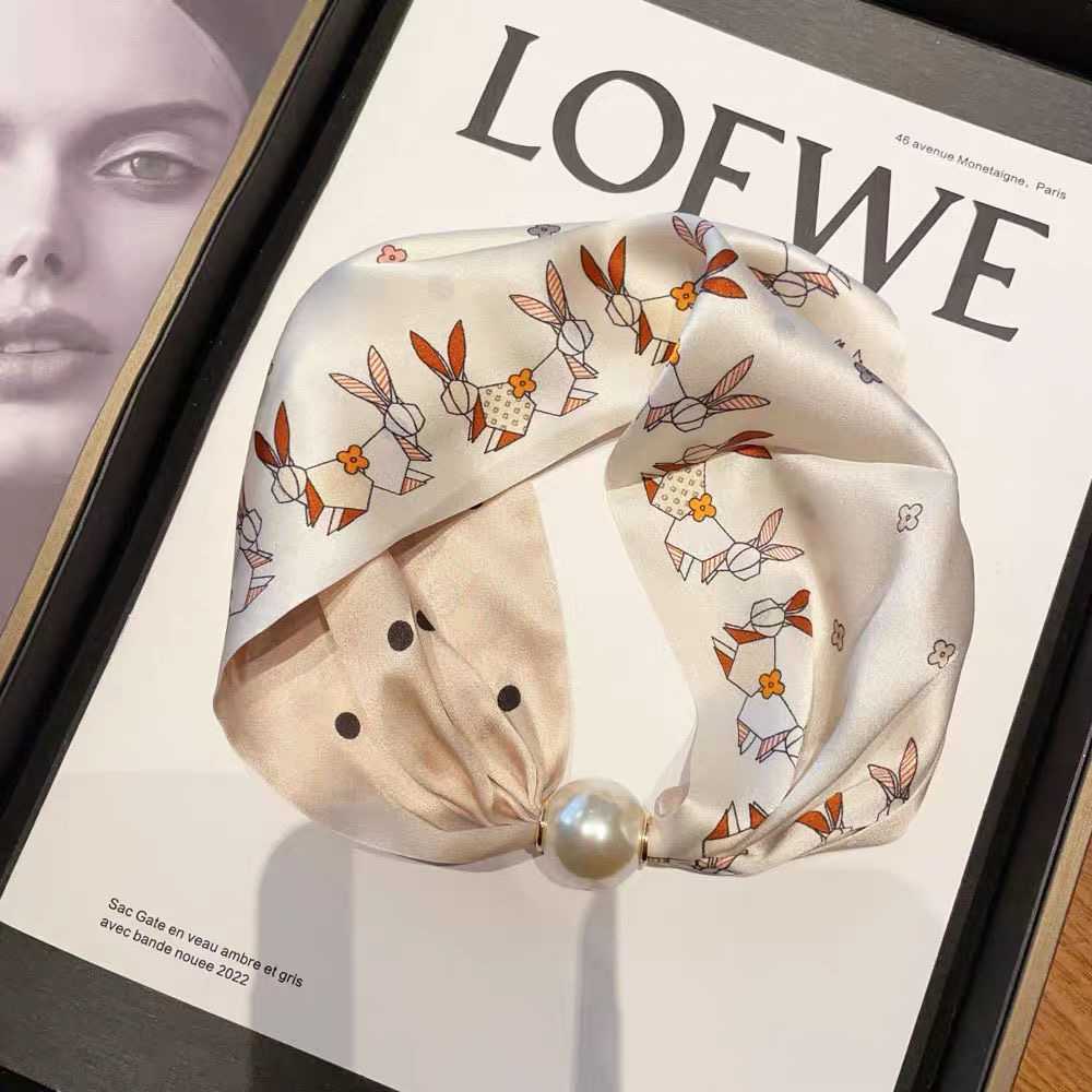 Magnetic suction buckle pearl neck scarf