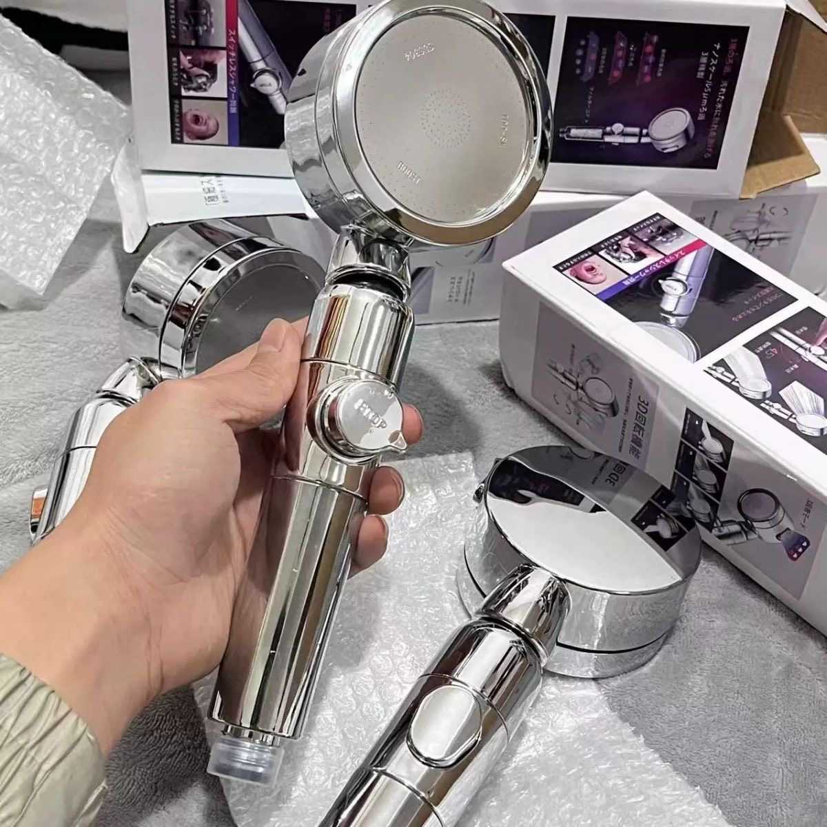 Luxury supercharged three-speed one-button water stop spray head