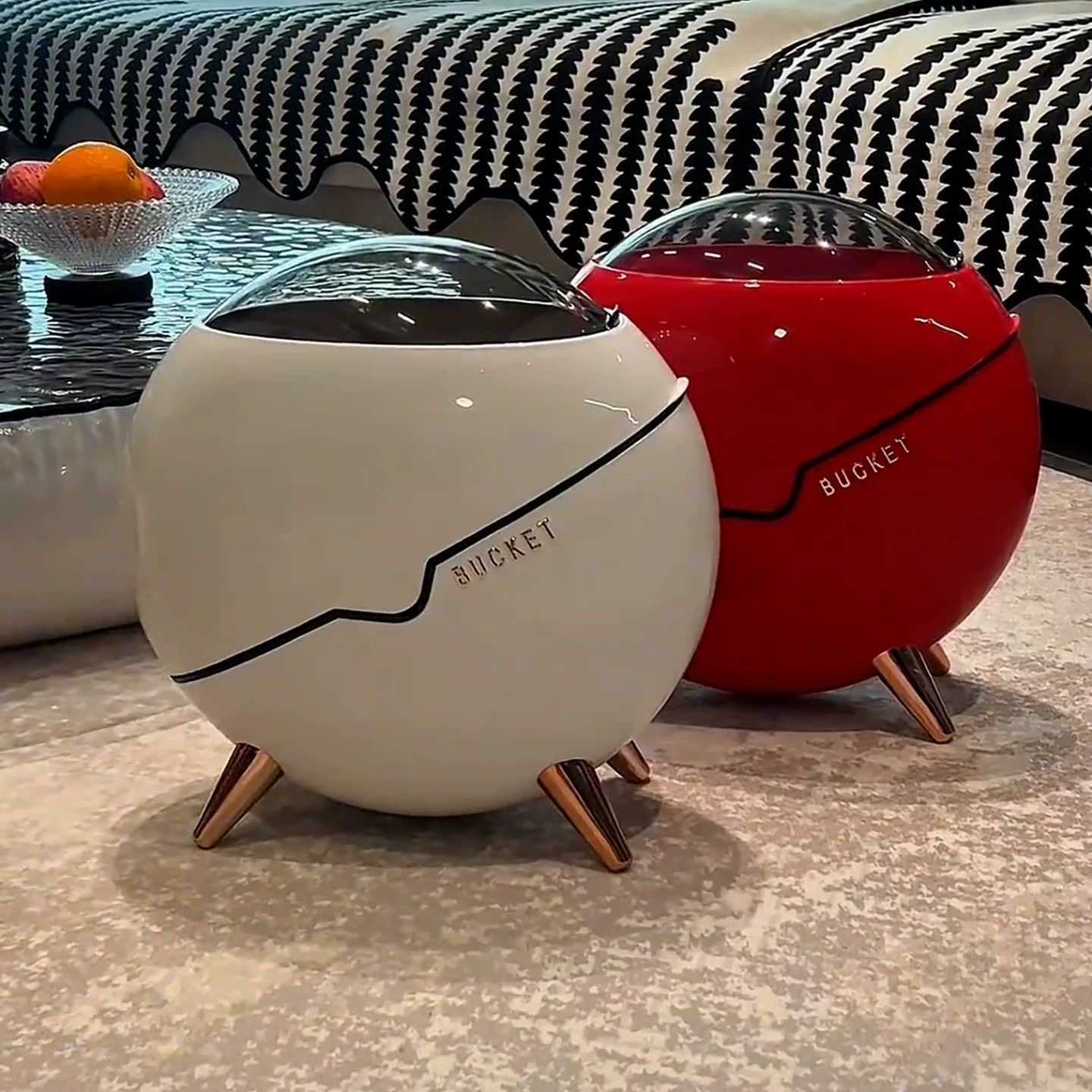 Creative light luxury crevice trash can