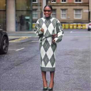 2023-ladies-sweater-outfit