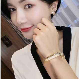 Light luxury white shell plate metal curved cold style personality bracelet