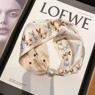 Magnetic suction buckle pearl neck scarf