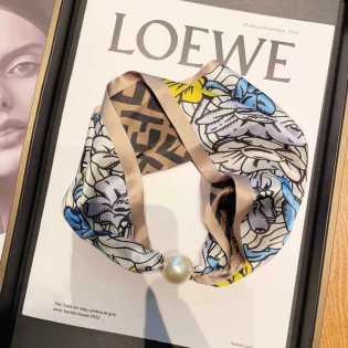 Magnetic suction buckle pearl neck scarf