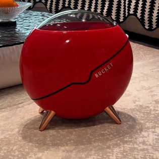 Creative light luxury crevice trash can